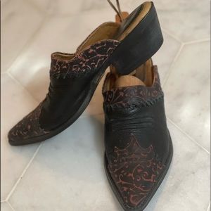Ariat leather rodeo mules 9.5